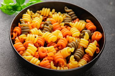 makarna trottole üç renkli makarna sarmalı bükülmüş İtalyan yemeği lezzetli çerez lezzetli gurme yemek arkaplan masa üzerinde rustik üst görünüm fotokopi alanı vegan ve vejetaryen gıda
