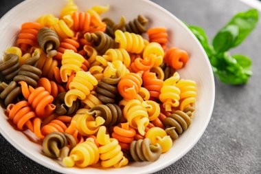 makarna trottole üç renkli makarna sarmalı bükülmüş İtalyan yemeği lezzetli çerez lezzetli gurme yemek arkaplan masa üzerinde rustik üst görünüm fotokopi alanı vegan ve vejetaryen gıda