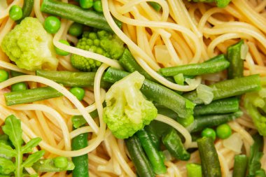 Spagetti sebzesi, bezelye, brokoli, çalı fasulyesi, kohlrabi vejetaryen makarna lezzetli makarna masanın üzerinde taze lezzetli gurme yemek.