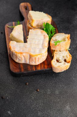 Yıkanmış kabuklu peynir portakal kabuklu yumuşak peynir Fransız peyniri lezzetli aperatif lezzetli gurme yemek arkaplanı masanın kırsal kesiminde fotokopi alanı.