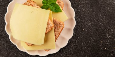 Sandviç, peynir, atıştırmalık taze lezzetli gurme yemek arkaplanı, masanın kırsal kesiminde fotokopi alanı.