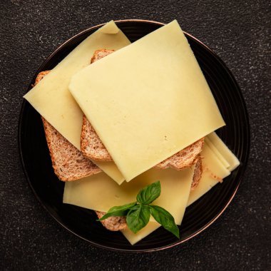 Sandviç, peynir, atıştırmalık taze lezzetli gurme yemek arkaplanı, masanın kırsal kesiminde fotokopi alanı.