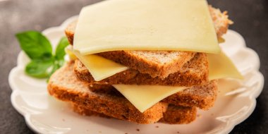 Sandviç, peynir, atıştırmalık taze lezzetli gurme yemek arkaplanı, masanın kırsal kesiminde fotokopi alanı.