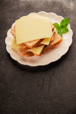 Sandviç, peynir, atıştırmalık taze lezzetli gurme yemek arkaplanı, masanın kırsal kesiminde fotokopi alanı.