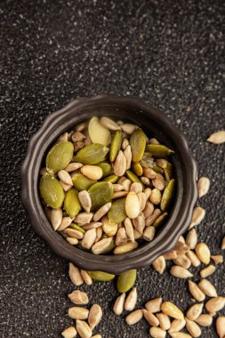 Tohum karışımı ayçiçeği tohumları ve balkabağı tohumları. Doğal ürünler. Lezzetli yemek arkaplanı.