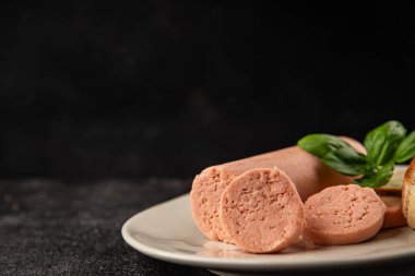 Sosisli sandviç yayılmış domuz eti doğal ürün lezzetli çerez lezzetli gurme yemek arka planı masa rustik üst görünüm fotokopi alanı üzerinde
