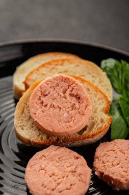 Sosisli sandviç yayılmış domuz eti doğal ürün lezzetli çerez lezzetli gurme yemek arka planı masa rustik üst görünüm fotokopi alanı üzerinde