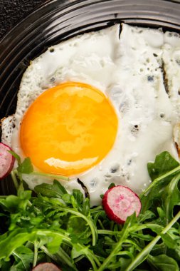 Yumurtalı puding, yumurta, sebze, roka porsiyon doğal ürün çerez lezzetli leziz gurme yemek arka planı masanın kırsal kesiminde fotokopi alanı