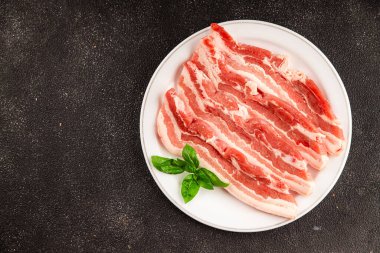 Domuz pastırması dilimlenmiş et dilimleri domuz filetosu domuz filetosu. Doğal ürün büyüklüğü. Lezzetli atıştırmalıklar.