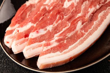 Domuz pastırması dilimlenmiş et dilimleri domuz filetosu domuz filetosu. Doğal ürün büyüklüğü. Lezzetli atıştırmalıklar.