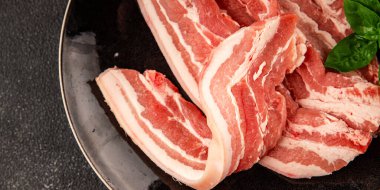 Domuz pastırması dilimlenmiş et dilimleri domuz filetosu domuz filetosu. Doğal ürün büyüklüğü. Lezzetli atıştırmalıklar.