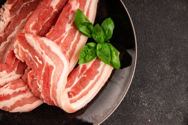 Domuz pastırması dilimlenmiş et dilimleri domuz filetosu domuz filetosu. Doğal ürün büyüklüğü. Lezzetli atıştırmalıklar.