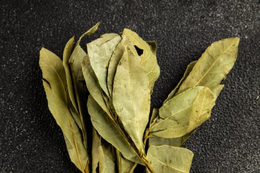 Laurel yaprağı kurutulmuş baharat porsiyonu. Doğal ürün. Lezzetli atıştırmalıklar.