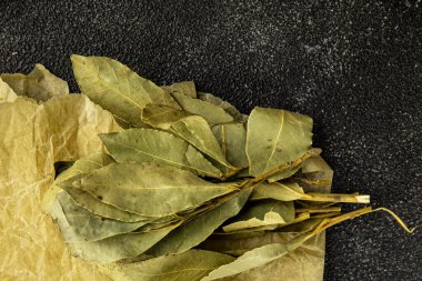 Laurel yaprağı kurutulmuş baharat porsiyonu. Doğal ürün. Lezzetli atıştırmalıklar.