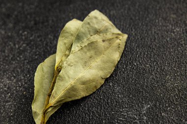 Laurel yaprağı kurutulmuş baharat porsiyonu. Doğal ürün. Lezzetli atıştırmalıklar.