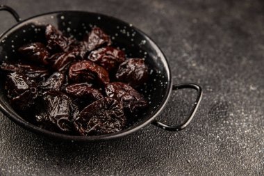 Erikler füme erik porsiyon doğal ürün lezzetli gurme yemek arkaplan masa üzerinde rustik üst görünüm fotokopi alanı keto ve paleo diyet vejetaryen ve vejetaryen gıda