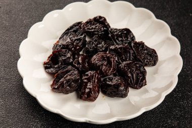 Erikler füme erik porsiyon doğal ürün lezzetli gurme yemek arkaplan masa üzerinde rustik üst görünüm fotokopi alanı keto ve paleo diyet vejetaryen ve vejetaryen gıda