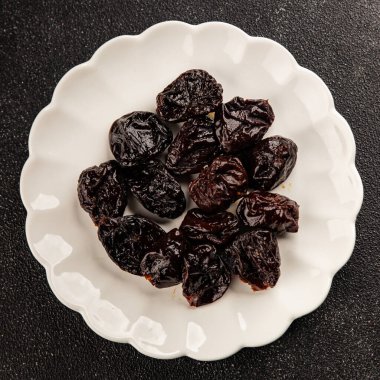 Erikler füme erik porsiyon doğal ürün lezzetli gurme yemek arkaplan masa üzerinde rustik üst görünüm fotokopi alanı keto ve paleo diyet vejetaryen ve vejetaryen gıda