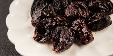 Erikler füme erik porsiyon doğal ürün lezzetli gurme yemek arkaplan masa üzerinde rustik üst görünüm fotokopi alanı keto ve paleo diyet vejetaryen ve vejetaryen gıda