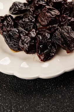 Erikler füme erik porsiyon doğal ürün lezzetli gurme yemek arkaplan masa üzerinde rustik üst görünüm fotokopi alanı keto ve paleo diyet vejetaryen ve vejetaryen gıda