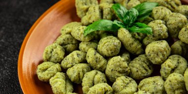 Gnocchi ıspanak, patates hamuru. İkinci tabak porsiyon. Doğal ürün.