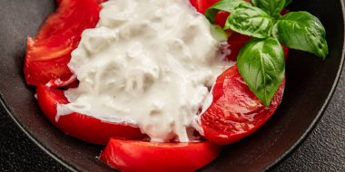 Salata strachatella ve domates porsiyonu. Doğal ürün. Lezzetli çerezler.