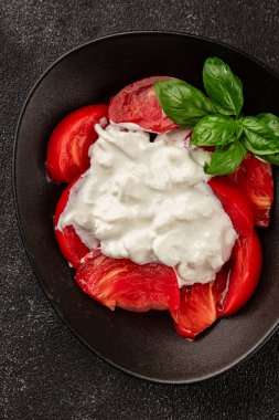 Salata strachatella ve domates porsiyonu. Doğal ürün. Lezzetli çerezler.