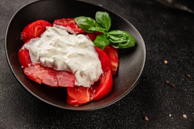 Salata strachatella ve domates porsiyonu. Doğal ürün. Lezzetli çerezler.