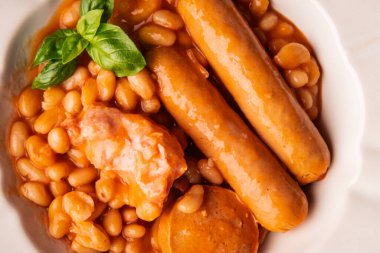 Etli fasulye ve sosisli Fransız mutfağı sebzeleri... doğal yemek... lezzetli çerezler... lezzetli gurme yemek arka planı... masanın kırsal kesiminde fotokopi alanı.