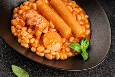 Etli fasulye ve sosisli Fransız mutfağı sebzeleri... doğal yemek... lezzetli çerezler... lezzetli gurme yemek arka planı... masanın kırsal kesiminde fotokopi alanı.