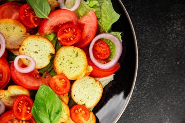 Panzanella salatası domates, kızarmış ekmek, soğan sebzeler... doğal yemek... lezzetli aperatif... lezzetli gurme yemek arka planı... masanın kırsal kesiminde fotokopi alanı.