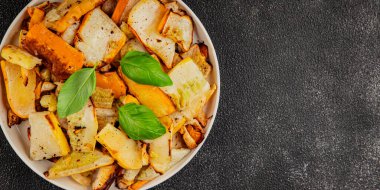 Izgara kabak, sıcak salata, sebze, doğal ürün, lezzetli yiyecek, lezzetli gurme, arka plan, masa, kırsal manzaralı fotokopi, fotokopi alanı, vejetaryen paleo diyeti ve vejetaryen yemekleri.