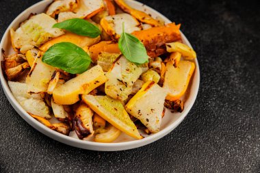 Izgara kabak, sıcak salata, sebze, doğal ürün, lezzetli yiyecek, lezzetli gurme, arka plan, masa, kırsal manzaralı fotokopi, fotokopi alanı, vejetaryen paleo diyeti ve vejetaryen yemekleri.