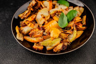 Izgara kabak, sıcak salata, sebze, doğal ürün, lezzetli yiyecek, lezzetli gurme, arka plan, masa, kırsal manzaralı fotokopi, fotokopi alanı, vejetaryen paleo diyeti ve vejetaryen yemekleri.