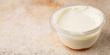 Yoğurt ya da gökyüzü doğal süt ürünleri laktozsuz doğal ürün lezzetli çerez lezzetli gurme yemek arkaplan masa rustik üst görünüm kopyalama alanı üzerinde