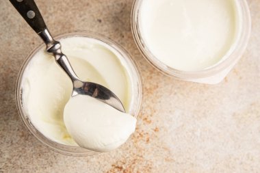 Yoğurt ya da gökyüzü doğal süt ürünleri laktozsuz doğal ürün lezzetli çerez lezzetli gurme yemek arkaplan masa rustik üst görünüm kopyalama alanı üzerinde