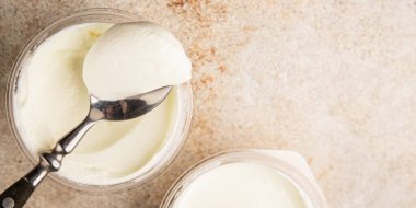 Yoğurt ya da gökyüzü doğal süt ürünleri laktozsuz doğal ürün lezzetli çerez lezzetli gurme yemek arkaplan masa rustik üst görünüm kopyalama alanı üzerinde