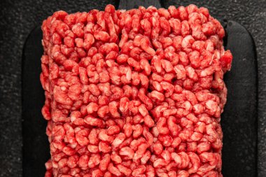 Çiğ kıyma, domuz eti, et, doğal ürün, lezzetli atıştırmalık, leziz gurme yemek arkaplanı, masanın kırsal kesiminde fotokopi alanı.