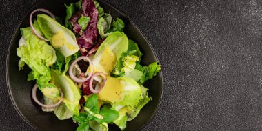 Hindiba salatası yeşil yaprak karışımı sebzeler... doğal ürün... lezzetli yemek... lezzetli gurme yemek... masanın üstünde... kırsal üst görünüm... fotokopi alanı... keto ve paleo diyet vegan ve vejetaryen yiyecekler.