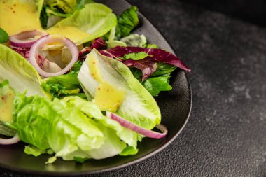 Hindiba salatası yeşil yaprak karışımı sebzeler... doğal ürün... lezzetli yemek... lezzetli gurme yemek... masanın üstünde... kırsal üst görünüm... fotokopi alanı... keto ve paleo diyet vegan ve vejetaryen yiyecekler.