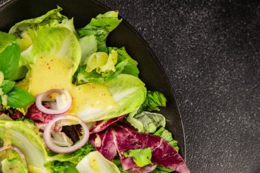 Hindiba salatası yeşil yaprak karışımı sebzeler... doğal ürün... lezzetli yemek... lezzetli gurme yemek... masanın üstünde... kırsal üst görünüm... fotokopi alanı... keto ve paleo diyet vegan ve vejetaryen yiyecekler.