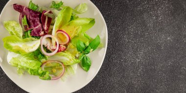 Hindiba salatası yeşil yaprak karışımı sebzeler... doğal ürün... lezzetli yemek... lezzetli gurme yemek... masanın üstünde... kırsal üst görünüm... fotokopi alanı... keto ve paleo diyet vegan ve vejetaryen yiyecekler.