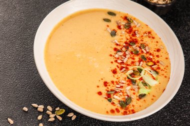 Krema çorbası, balkabağı, sebzeler, sebzeler, doğal ürünler, lezzetli yiyecekler, lezzetli gurme yemek, masanın üstünde, sade manzarası, fotokopi alanı, vejetaryen diyeti, vejetaryen yemeği.