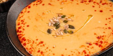 Krema çorbası, balkabağı, sebzeler, sebzeler, doğal ürünler, lezzetli yiyecekler, lezzetli gurme yemek, masanın üstünde, sade manzarası, fotokopi alanı, vejetaryen diyeti, vejetaryen yemeği.