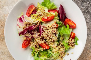 Kinoa salatası domates, yeşil yaprak salatası sebzeler... doğal ürün... lezzetli çerez... lezzetli gurme yemek... masanın üstünde... rustik üst görünüm... fotokopi alanı keto... ve paleo diyet vegan ve vejetaryen yiyecekler.