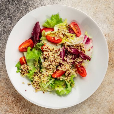 Kinoa salatası domates, yeşil yaprak salatası sebzeler... doğal ürün... lezzetli çerez... lezzetli gurme yemek... masanın üstünde... rustik üst görünüm... fotokopi alanı keto... ve paleo diyet vegan ve vejetaryen yiyecekler.