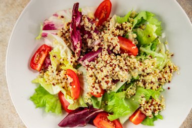 Kinoa salatası domates, yeşil yaprak salatası sebzeler... doğal ürün... lezzetli çerez... lezzetli gurme yemek... masanın üstünde... rustik üst görünüm... fotokopi alanı keto... ve paleo diyet vegan ve vejetaryen yiyecekler.