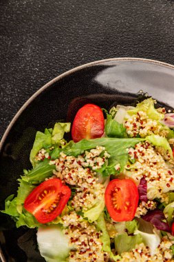 Kinoa salatası domates, yeşil yaprak salatası sebzeler... doğal ürün... lezzetli çerez... lezzetli gurme yemek... masanın üstünde... rustik üst görünüm... fotokopi alanı keto... ve paleo diyet vegan ve vejetaryen yiyecekler.
