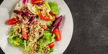 Kinoa salatası domates, yeşil yaprak salatası sebzeler... doğal ürün... lezzetli çerez... lezzetli gurme yemek... masanın üstünde... rustik üst görünüm... fotokopi alanı keto... ve paleo diyet vegan ve vejetaryen yiyecekler.