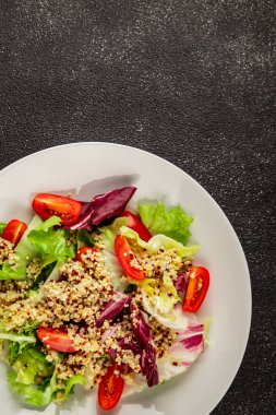 Kinoa salatası domates, yeşil yaprak salatası sebzeler... doğal ürün... lezzetli çerez... lezzetli gurme yemek... masanın üstünde... rustik üst görünüm... fotokopi alanı keto... ve paleo diyet vegan ve vejetaryen yiyecekler.